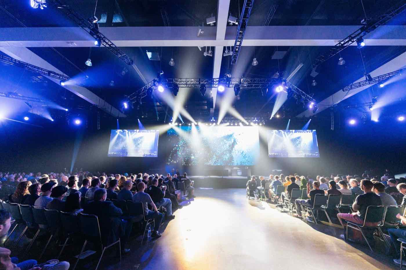 Palco iluminado com plateia